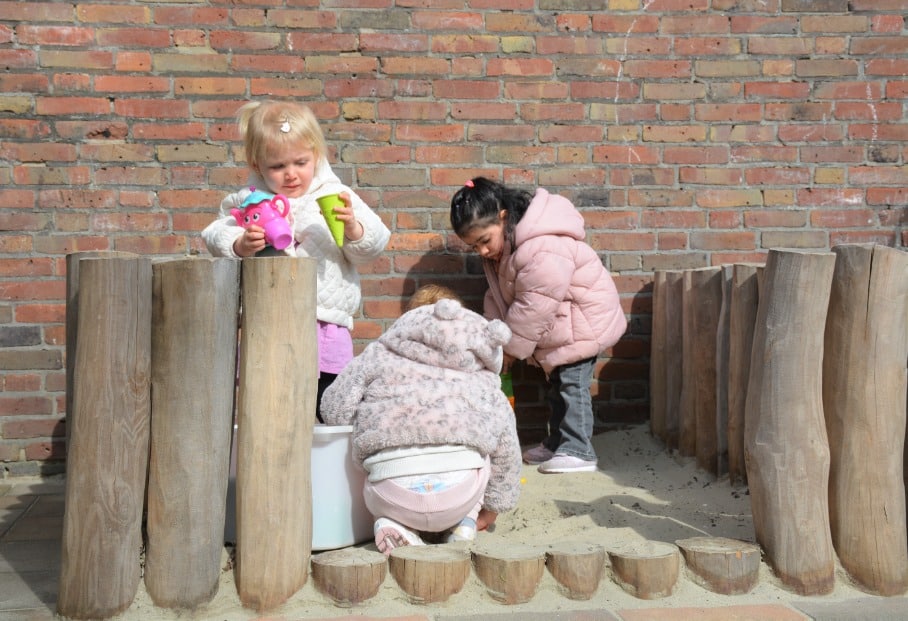 kinderen spelen in de zandbak