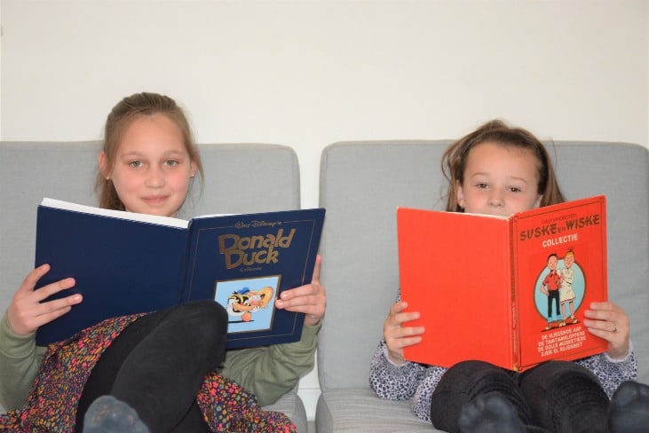 meisjes lezen een boek