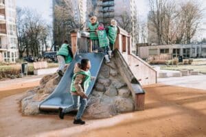 kinderen spelen in natuurspeeltuin