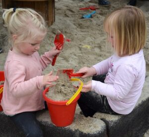 Kindjes spelen met zand