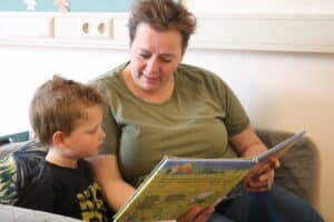 Pedagogisch medewerker leest voor aan kind in Uithoorn